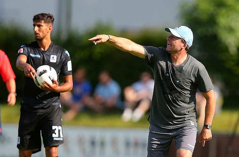 Am Freitagabend fand das Testspiel zwischen dem TSV 1860 und dem FC Basel statt. Sascha Mölders rettete den Löwen durch ein Tor in den letzten Minuten das 1:1-Unentschieden. Die Bilder.