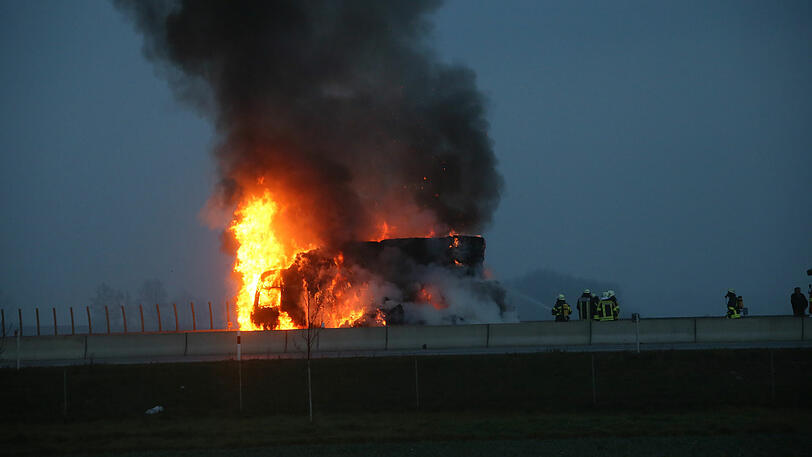Die Bilder von der A94: Dort brannte ein mit Heuballen beladener Lkw komplett aus.