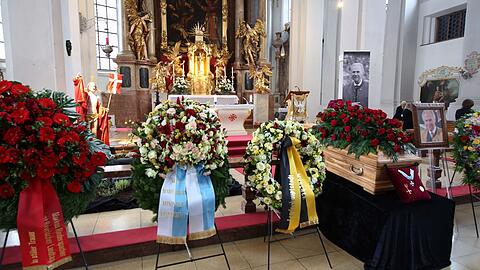Der Sarg von Hermann Memmel ist vor dem Altar aufgestellt.