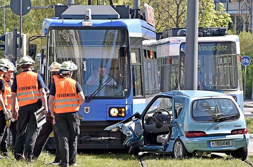 Bilder vom Verkehrsunfall in der Cosimastraße. Eine Tram kolliderte mit einem Pkw.