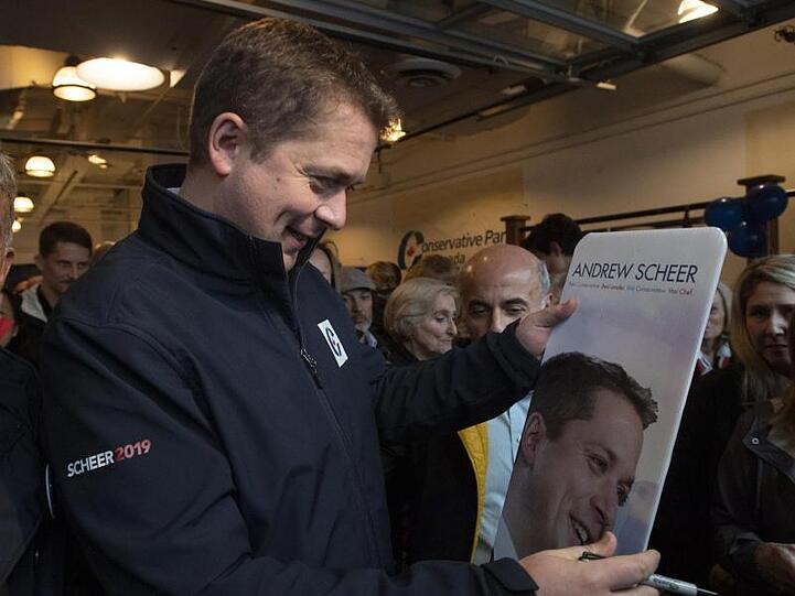 Trudeaus Herausforderer Andrew Scheer, der Vorsitzende der Konservativen, gibt ein Autogramm während einer Wahlkampfveranstaltung.