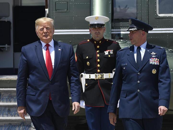 Auf dem Weg nach Osaka: US-Präsident Donald Trump auf der Andrews Air Force Base.