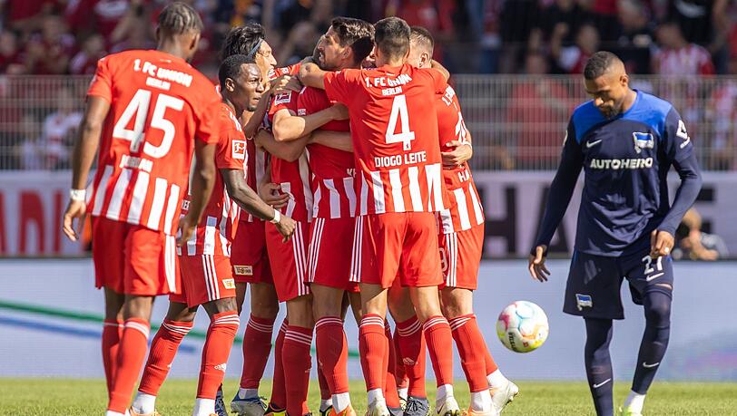 Unions Mannschaft jubelt nach dem Treffer zum 3:0 durch Robin Knoche - der vierte Derbyerfolg in Folge für die Köpenicker.