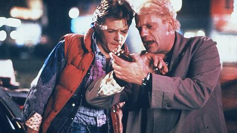 40 Jahre ist dieser Blick auf die Uhr von Marty McFly (Michael J. Fox, l.) und Doc Brown (Christopher Lloyd) nun her.