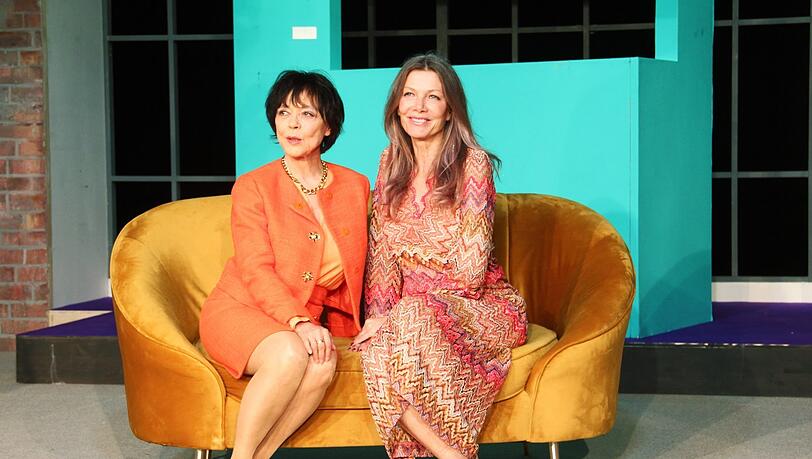 Simone Rethel (links) mit Ursula Karven in der Komödie „...und das ist gut so“.