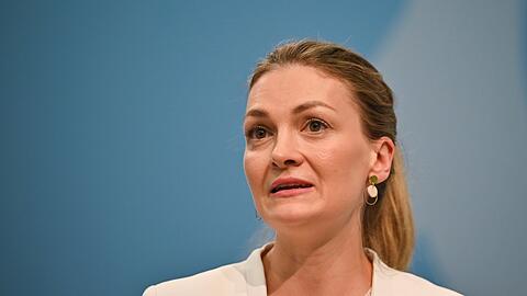 Nach dem Kompromiss zu den Krankenkassenbeitr&auml;gen fordert Bayerns Gesundheitsministerin Judith Gerlach (CSU) eine l&auml;ngerfristige L&ouml;sung.  Dabei d&uuml;rfe es keine Denkverbote geben. (Archivbild)