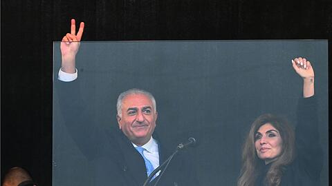 Jubel gab es f&uuml;r Reza Pahlavi, den Sohn des gest&uuml;rzten iranischen Schahs Mohammad Reza Pahlavi, der zusammen mit seiner Frau Yasmine auf der Theresienwiese in M&uuml;nchen auftrat.