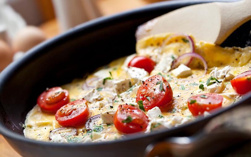 Ein Omelett ist schnell gemacht und bietet eine nahrhafte Alternative zu Fertigkost. Für die Variation des Klassikers verquirlen Sie zwei Eier mit etwas Milch und würzen mit Salz, Pfeffer, Paprikapulver und Thymian. Braten Sie kleingeschnittene Tomaten und Zucchini an und gießen Sie die Eier-Mischung dazu. Bröseln Sie dann einen halben Fetakäse darüber und lassen alles zugedeckt einige Minuten braten. Ein Omelett ist schnell gemacht und bietet eine nahrhafte Alternative zu Fertigkost. Für die Variation des Klassikers verquirlen Sie zwei Eier mit etwas Milch und würzen mit Salz, Pfeffer, Paprikapulver und Thymian. Braten Sie kleingeschnittene Tomaten und Zucchini an und gießen Sie die Eier-Mischung dazu. Bröseln Sie dann einen halben Fetakäse darüber und lassen alles zugedeckt einige Minuten braten.