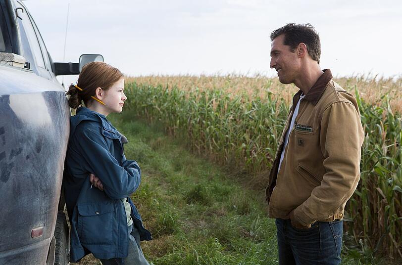 Murphy (Mackenzie Foy) muss stark sein: Ihr Vater, der ehemalige NASA-Pilot Cooper (Matthew McConaughey) wird in ferne Galaxien reisen, um neue Planeten zu entdecken. Murphy (Mackenzie Foy) muss stark sein: Ihr Vater, der ehemalige NASA-Pilot Cooper (Matthew McConaughey) wird in ferne Galaxien reisen, um neue Planeten zu entdecken.
