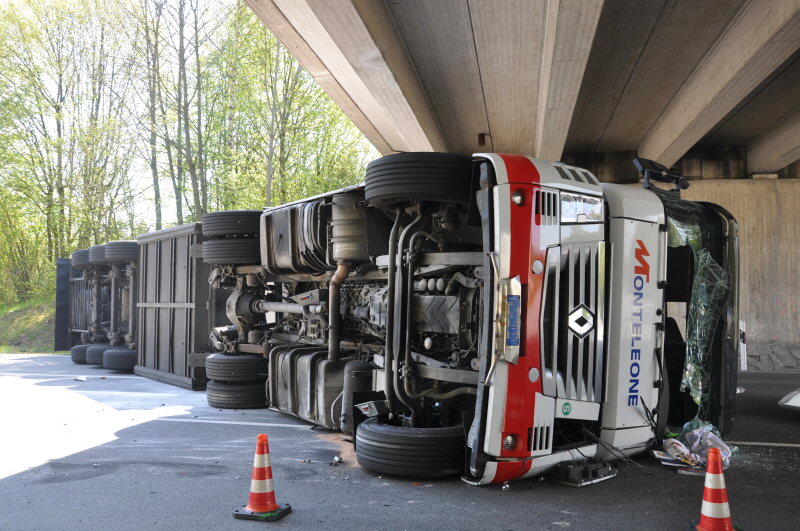 Auf der B 12 bei Simbach kippte ein Lkw um.