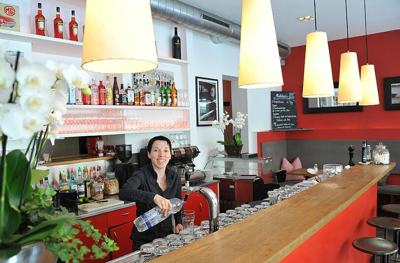 Hinter der roten Bar arbeitet ein eingespieltes Team: Heute ist das Kathrin.