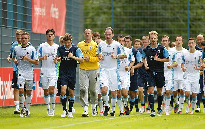 Erstes Training der Löwen in der neuen Trikot-Kollektion von uhlsport - sehen Sie hier die Bilder von der Grünwalder Straße.