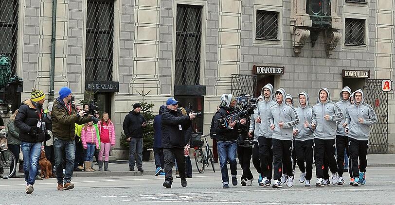 Jogging vor der Kamera über den Odeonsplatz: Die Nationalelf in München.