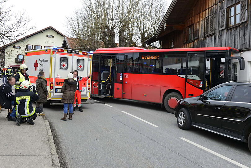 In Seebruck ist ein Linienbus in ein Haus gekracht - die Bilder vom Unfall.