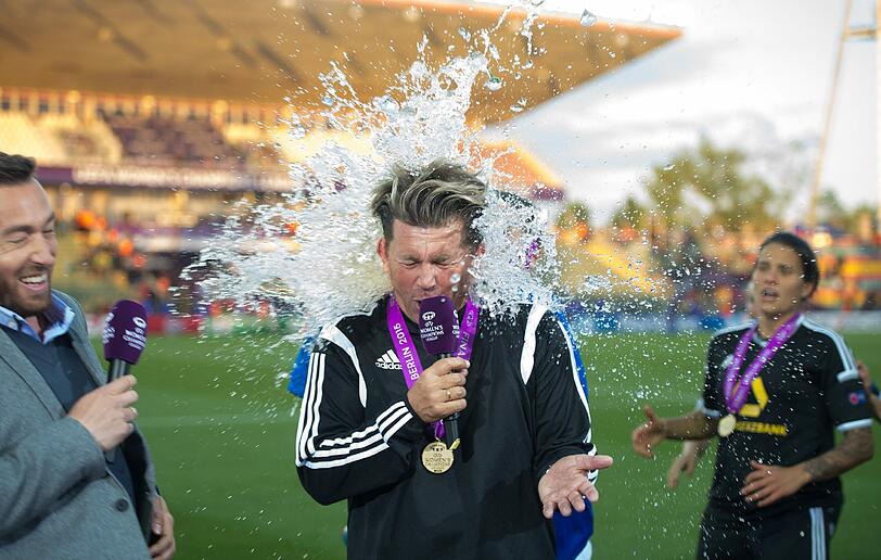 Dusche vor laufender TV-Kamera: Frankfurts Trainer Colin Bell (Mitte) wird von seinen Spielerinnen nass gemacht.