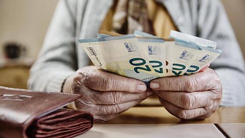 Interessierte sollten sich ab dem 50. Geburtstag um das Thema kümmern, raten Experten der Stiftung Warentest.