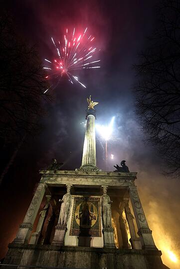 Happy New Year 2014! München feiert Silvester. Hier gibt's die Bilder vom Feuerwerk und von der Party am Friedensengel.