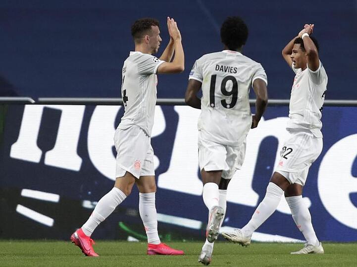Ivan Perisic (l) bejubelt seinen Treffer mit Serge Gnabry (r) und Alphonso Davies.