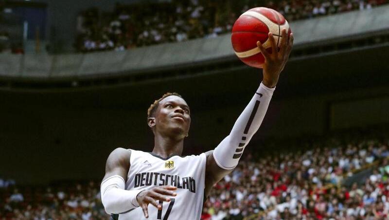War mit 15 Zählern bester Werfer im deutschen Team beim Sieg im Test gegen Australien: Dennis Schröder. War mit 15 Zählern bester Werfer im deutschen Team beim Sieg im Test gegen Australien: Dennis Schröder.