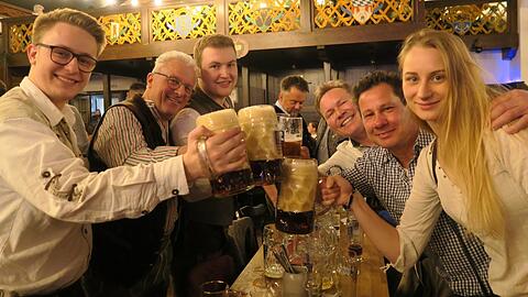 Prost! Hoch die Krüge! (v. l.) Chris, Helmut, David, Frank, Manni und Theresa - Familie und Freunde – haben sichtlich Spaß beim Starkbierfest im Augustiner-Keller.