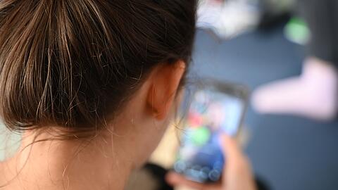 Das EU-Parlament stimmte mit deutlicher Mehrheit für die Forderung nach einem Mindestalter für soziale Medien. (Symbolbild)