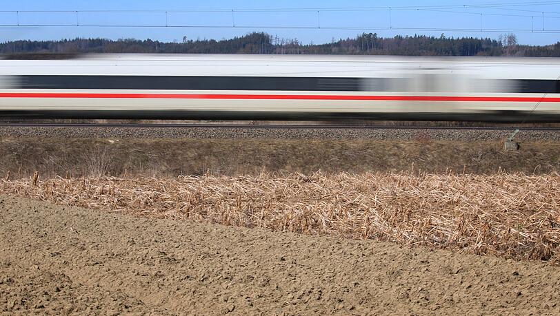 Die Ermittler und die Deutsche Bahn schließen einen technischen Defekt als Ursache für die geöffnete Tür aus. (Symbolfoto) Die Ermittler und die Deutsche Bahn schließen einen technischen Defekt als Ursache für die geöffnete Tür aus. (Symbolfoto)