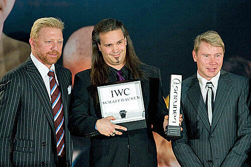 Ehrung für AZ-Reporter: Matthias Kerber (M.) erhielt von Boris Becker (l.) und Mika Häkkinen den Laureus-Award überreicht.