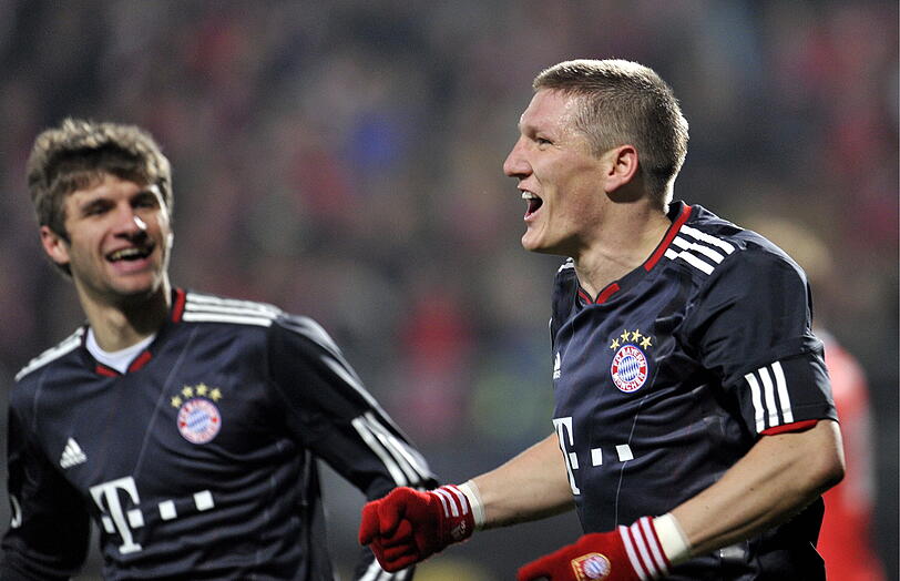 THOMAS MÜLLER: Oft zu genau, mit Konzentrationsschwächen. Setzte sich nur selten mit seiner Power in Laufduellen durch. Aus dem Nichts dann wieder mit Torriecher und Instinkt zum 2:0. Typisch Müller! Klasse-Assist zum 3:0 durch Gomez.