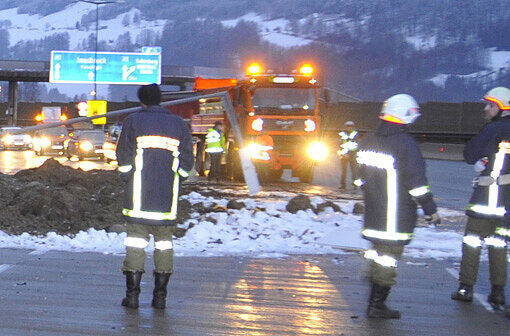 Die Bilder von dem Horror-Unfall sind noch frisch: Knapp zwei Wochen nach dem tragischen Tod des Münchner Lkw-Fahrer auf der Brenner Autobahn, geriet nun erneut ein Hang ins Rutschen.