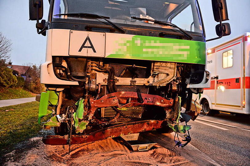 Ein Audi-Fahrer geriet auf der Bundesstraße bei Marquartstein auf die Gegenfahrbahn. Es kam zum Frontalzusammenstoß.