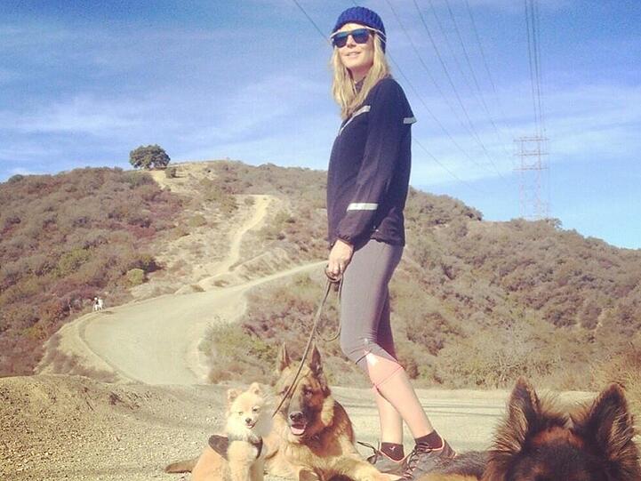 Heidi Klum geht mit ihren drei Hunden Gassi
