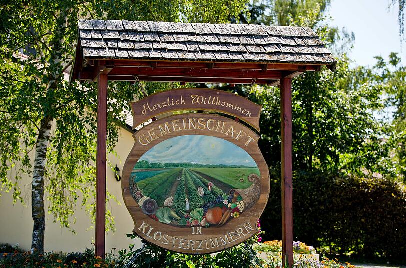 Blick auf ein Holzschild , das den Besucher in Klosterzimmern bei Deiningen im Nördlinger Ries begrüßt. Dort lebt die Glaubensgemeinschaft der "Zwölf Stämme".