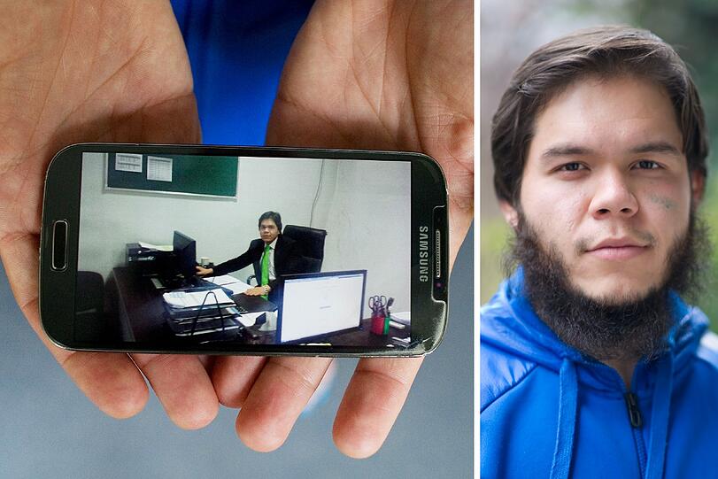Mohammad (26) aus Kabul in Afganistan zeigt ein Foto von sich in seinem Büro bei einem Telekommunikationsunternehmen.