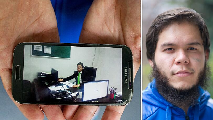 Mohammad (26) aus Kabul in Afganistan zeigt ein Foto von sich in seinem Büro bei einem Telekommunikationsunternehmen.