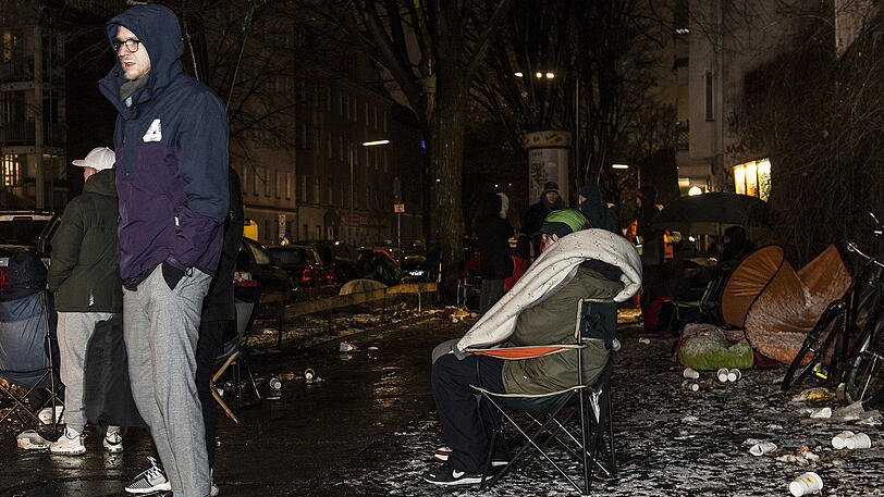 Warten auf den Wunderschuh: Trotz eisiger Temperaturen harrten zahlreiche Berliner die ganze Nacht durch aus, um einen der begehrten BVG-Sneaker zu ergattern.