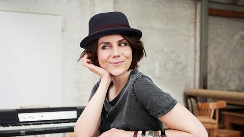 Die Hamburger Liedermacherin Anna Depenbusch hat ein neues Album aufgenommen.