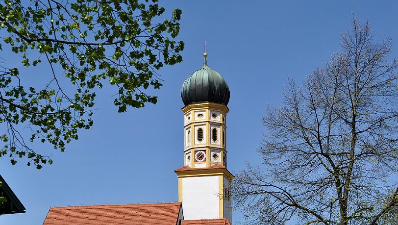 Die katholische Dorfkirche St. Peter.