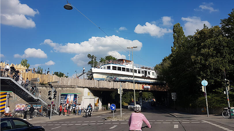 Am Donnerstag eröffnet die Alte Utting ganz offiziell. Der Dampfer befindet sich auf einer stillgelegten Eisenbahnbrücke in der Nähe der Kreuzung Lagerhaus-/Dreimühlenstraße.