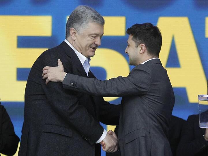 Amtsinhaber Petro Poroschenko (l) schüttelt seinem Herausforderer Wolodymyr Selenskyj die Hand.