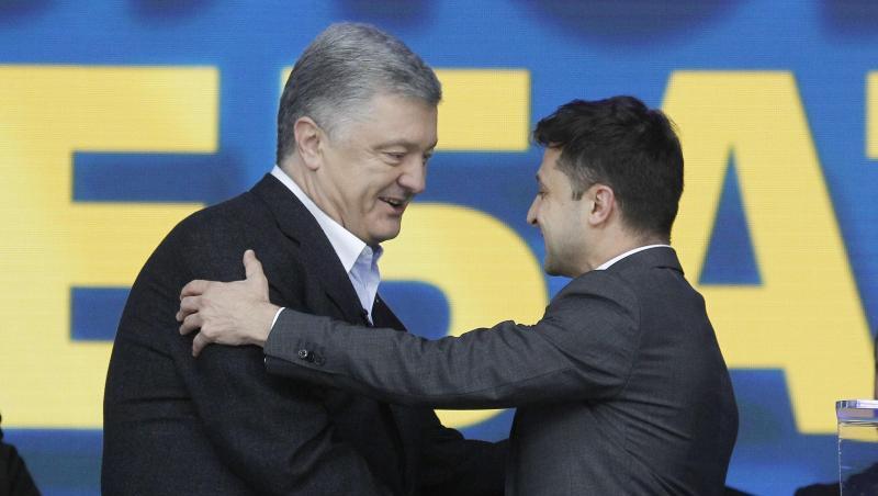 Amtsinhaber Petro Poroschenko (l) schüttelt seinem Herausforderer Wolodymyr Selenskyj die Hand. Amtsinhaber Petro Poroschenko (l) schüttelt seinem Herausforderer Wolodymyr Selenskyj die Hand.
