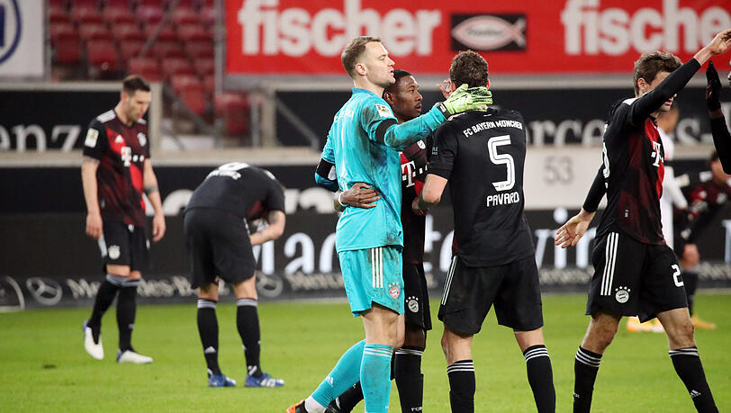 Erleichterung nach dem Sieg: Manuel Neuer herzt die Vorderleute. Erleichterung nach dem Sieg: Manuel Neuer herzt die Vorderleute.