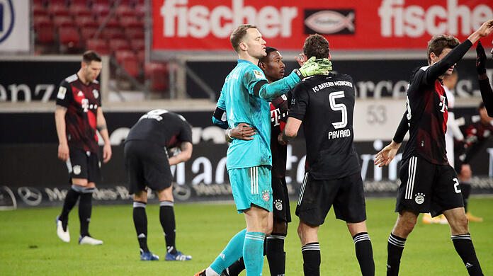 Erleichterung nach dem Sieg: Manuel Neuer herzt die Vorderleute.
