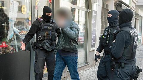 urchsuchungen gab es in den Stadtteilen Neukölln, Spandau, Wedding, Moabit, Schöneberg und Reinickendorf, wie die Polizei über Twitter mitteilte.