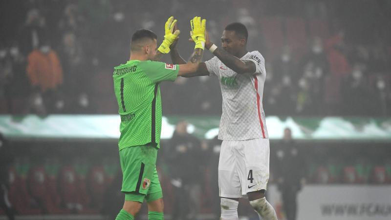 Rafal Gikiewicz (l) und Reece Oxford jubeln nach dem Ende des Spiels.