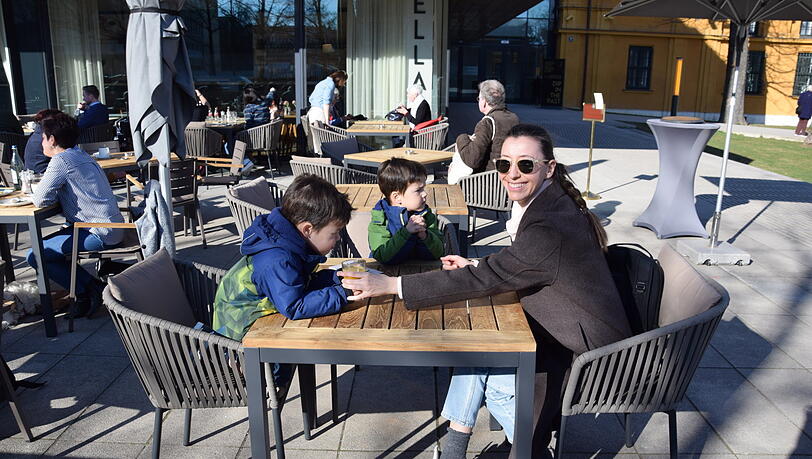 Sonnenfreuden im Café Ella. Sonnenfreuden im Café Ella.
