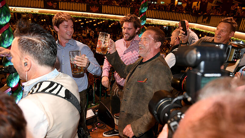Arnold Schwarzenegger genießt sein Bier auf der Marstall-Bühne. Arnold Schwarzenegger genießt sein Bier auf der Marstall-Bühne.