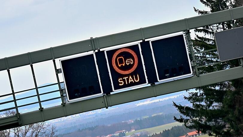 Warnung vor Stau auf der A8. Warnung vor Stau auf der A8.
