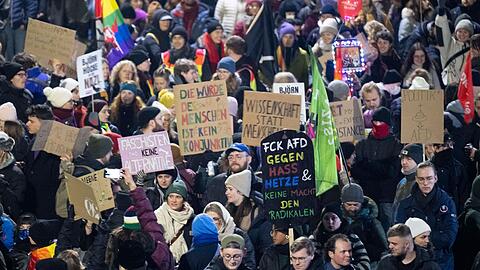 Die Teilnehmer de Demos hatten zahlreiche Plakate dabei.