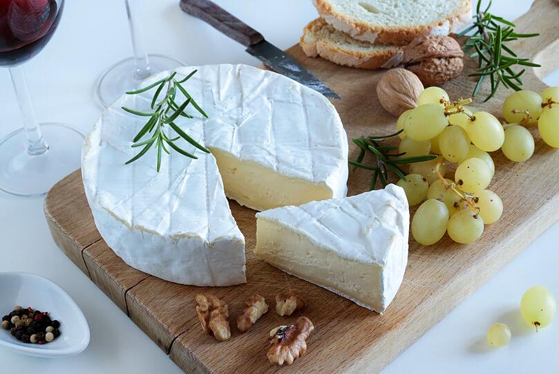 Einige K&auml;sesorten wie Camembert oder Blauschimmelk&auml;se enthalten ganz nat&uuml;rliche Schimmelkulturen. Sie sind unbedenklich und geben dem K&auml;se sein besonderes Aroma. Zudem tragen sie zur l&auml;ngeren Haltbarkeit bei. Auch manche Salamisorten sind mit einer wei&szlig;en Schimmelschicht &uuml;berzogen. Diese ist harmlos und kann problemlos mitgegessen werden.
