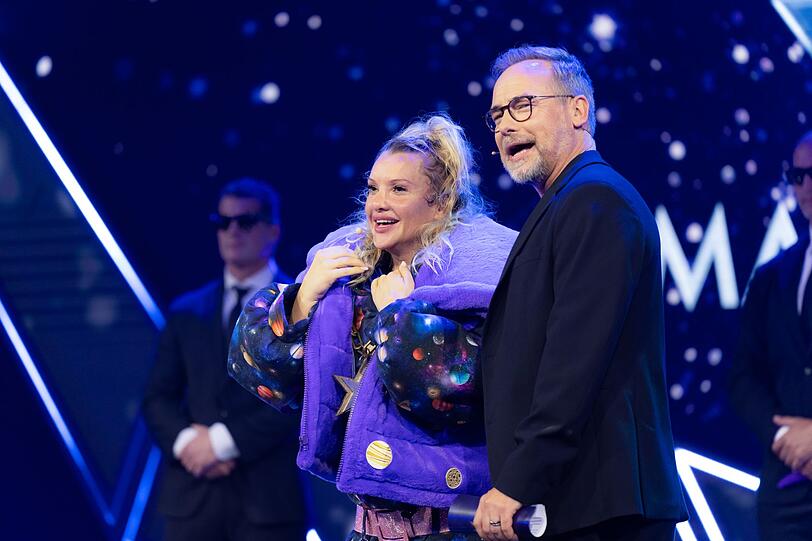 Im Überschwang der furiosen Performance wäre Evelyn Burdecki als Cosma beinahe von der Bühne gestürzt. Da war auch Moderator Matthias Opdenhövel kurz besorgt. Im Überschwang der furiosen Performance wäre Evelyn Burdecki als Cosma beinahe von der Bühne gestürzt. Da war auch Moderator Matthias Opdenhövel kurz besorgt.